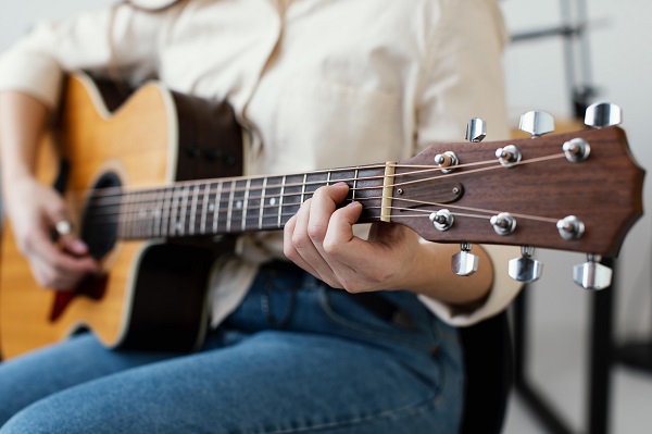 La chitarra: storia, stili e benefici di uno strumento senza tempo